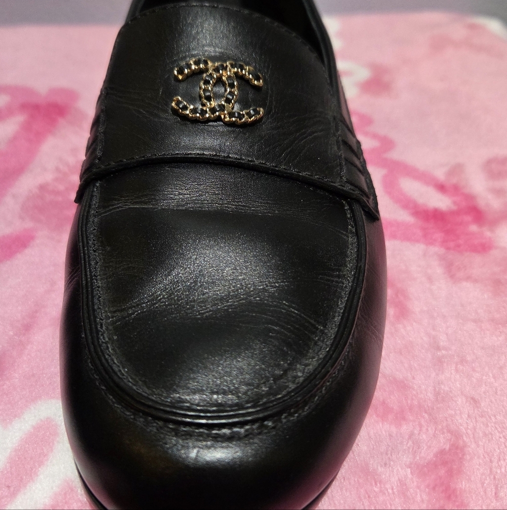 Chanel Women's Black Leather Loafer With CC Gold Accent, Size 38 - Picture 5 of 10